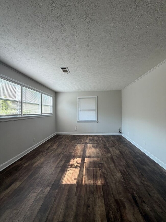 Building Photo - 3871 Sherwood Dr