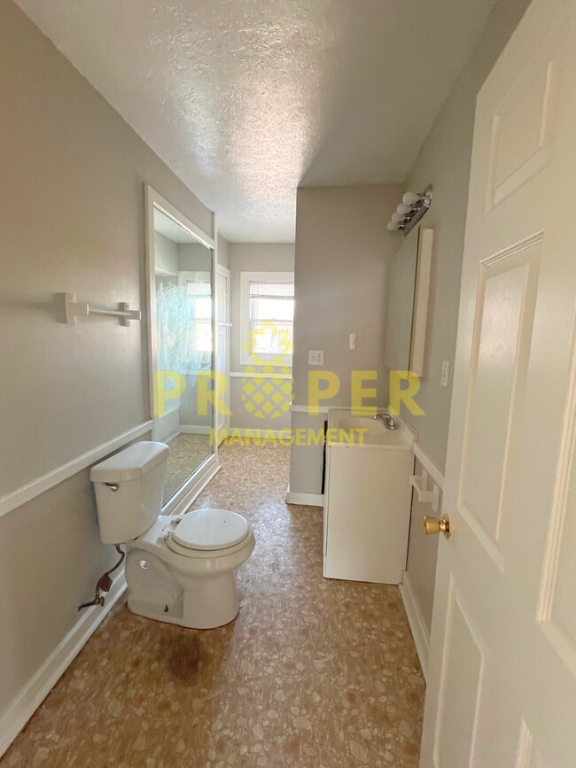 Building Photo - 3 bedrooms 1 bathrooms house for rent