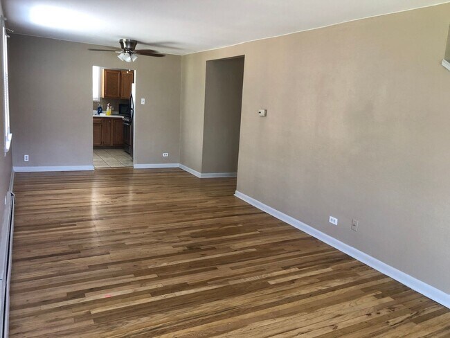 Building Photo - 2 Bedroom/1 bathroom unit in Multifamily  ...