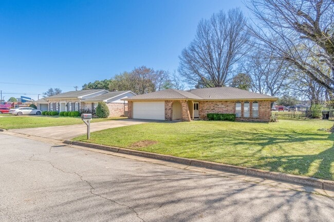 Building Photo - 8208 Mark Ln