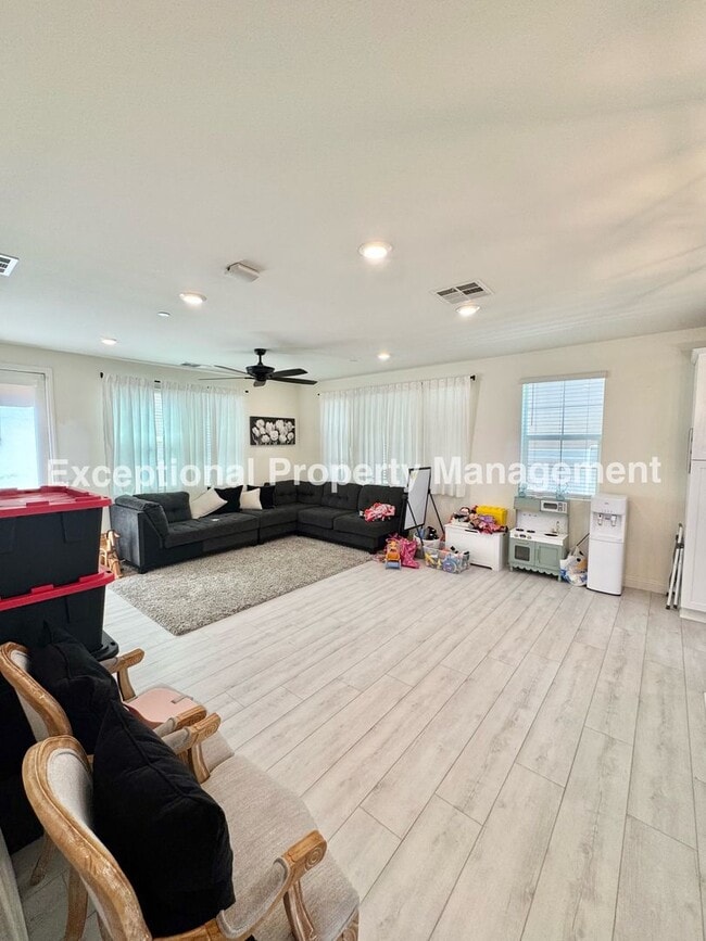 Building Photo - 13941 Blossom Way