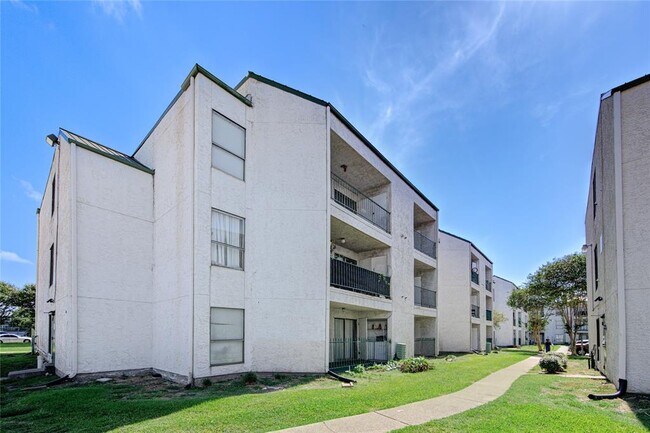 Building Photo - 2830 S Bartell Dr