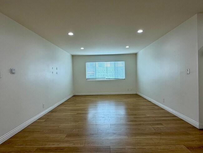Building Photo - 529