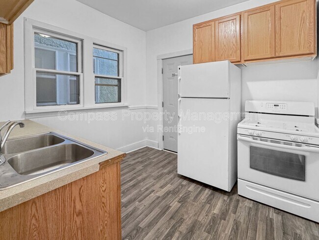 Building Photo - 644 Fulton St E