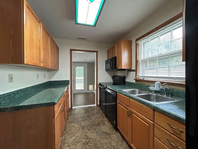 Building Photo - Welcome to this charming single family hom...