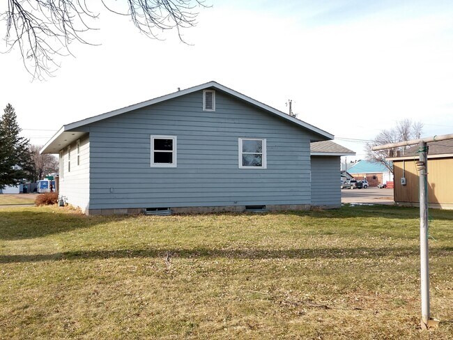Building Photo - 214 Kapsner St N