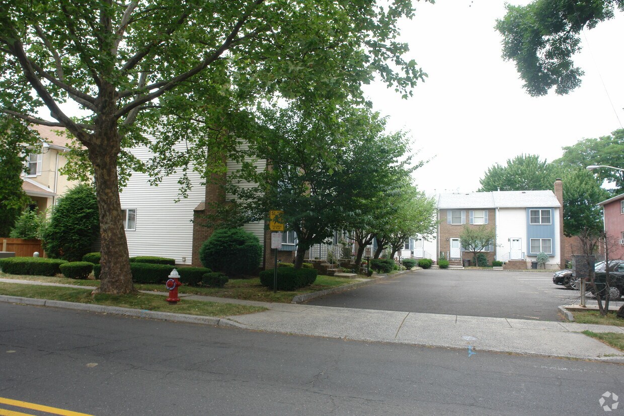 Building Photo - 400 W Elizabeth Ave