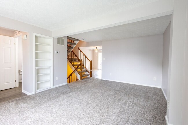 Building Photo - Lovely 3 BR/1 Full BA & 2 Half BA Townhome...