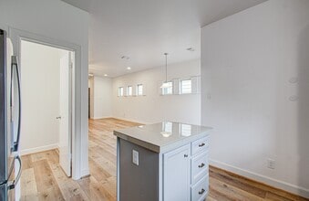 Building Photo - 624 E 39th St