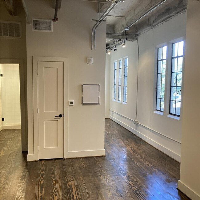 Building Photo - 4411 Dallas St