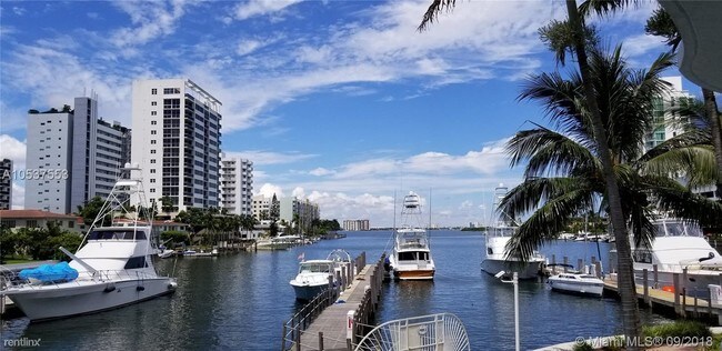 Foto del edificio - 7914 Harbor Island Dr