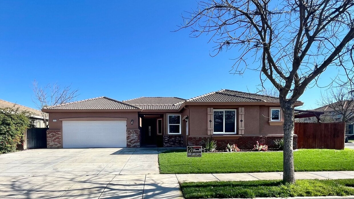 Primary Photo - Beautiful 4 Bedroom 2.5 Bath with a Corner...