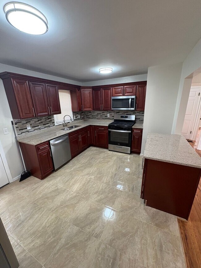 Foto del edificio - 3 Bed / 2 Bath Newly Renovated Raytown Bungalow with Large Fenced Yard and Brand-New Deck