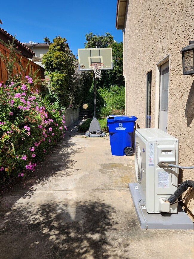 Foto del edificio - University City 4 bed home, Quiet street, 1950 Sqft