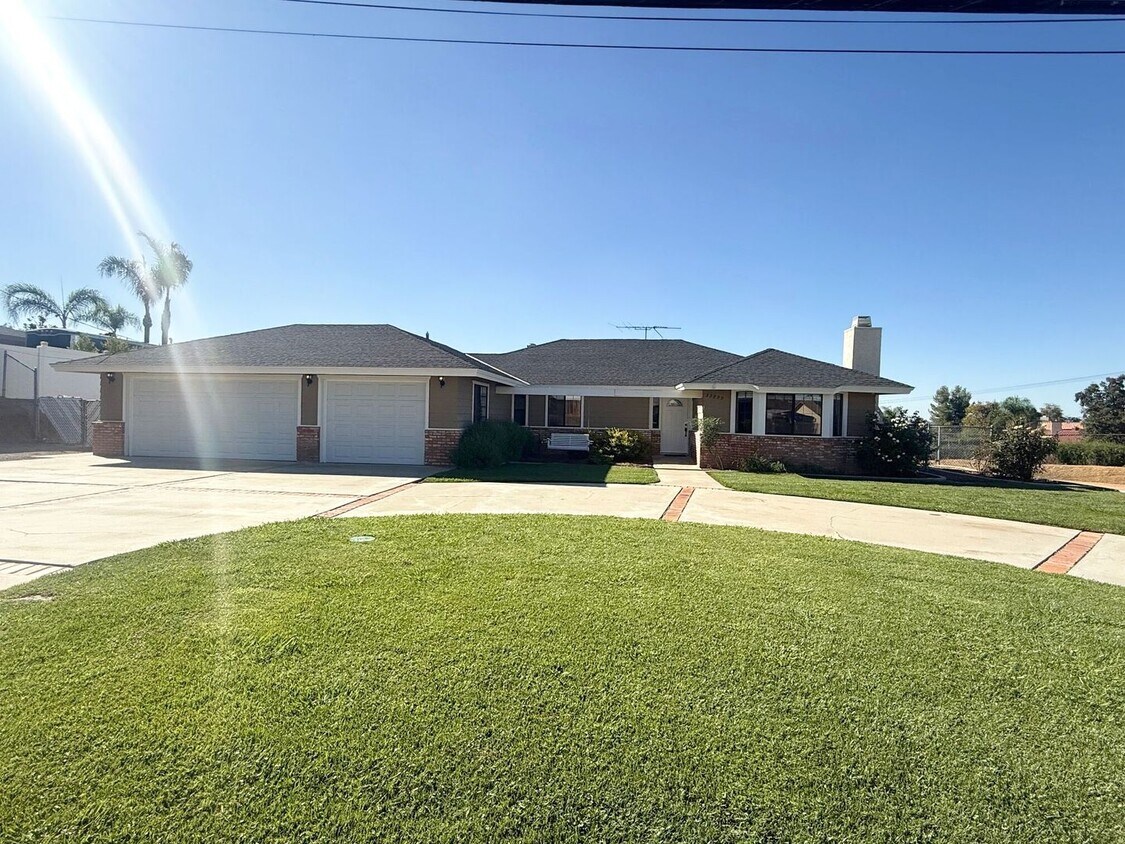 Foto principal - Charming 3 bed 2 bath Home in Yucaipa, Ca.