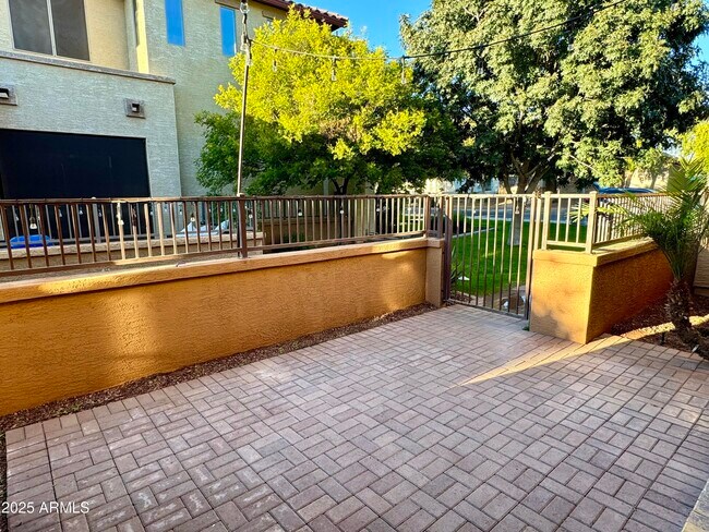 Foto del edificio - 785 W Village Pkwy