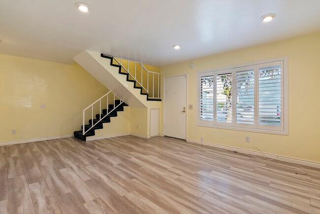 Foto del edificio - 8707 Cedros Ave