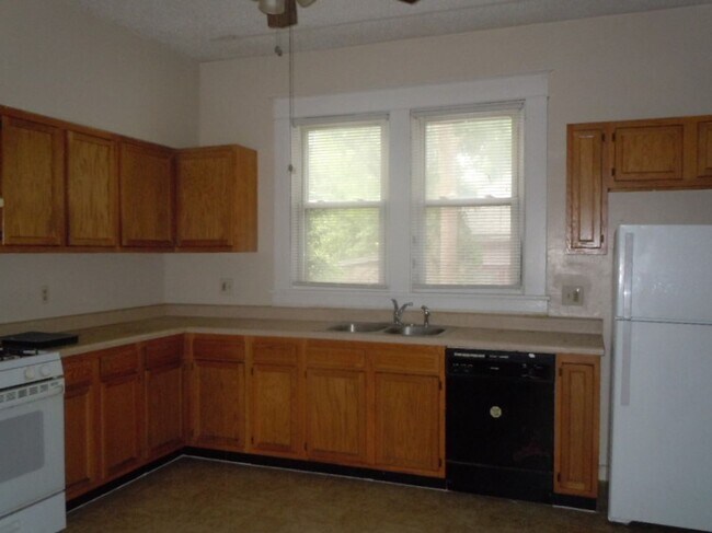 Foto del edificio - 3 Bedroom Home with Dishwasher in Collinsville!