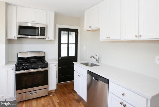 Foto del edificio - 1600 W 10th St