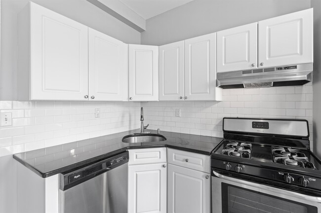 Building Photo - 414 41st St