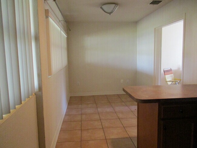 eat-in kitchen area - 313 S Forest Ave