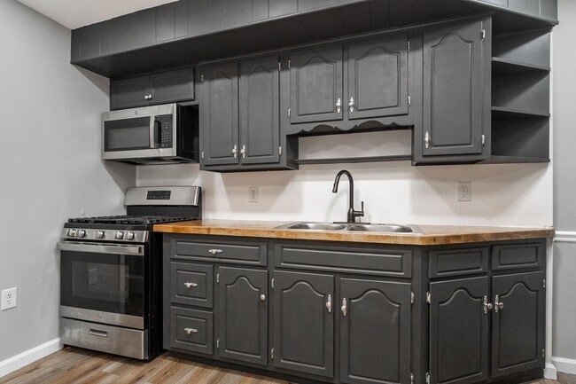 Building Photo - 137-139 Main St