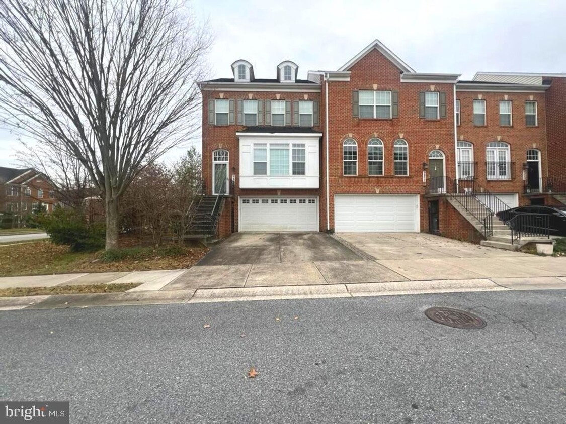 Primary Photo - Gorgeous end of group 3bd 2.5bth townhouse