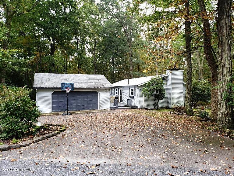 2105 Hemlock Ct, Tannersville, PA 18372 House Rental in Tannersville