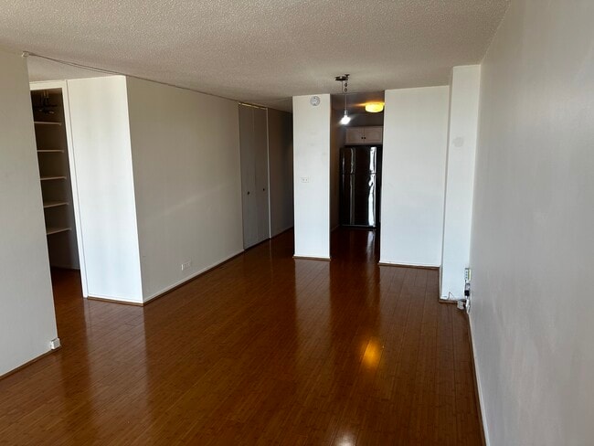 Building Photo - 6700 S South Shore Dr