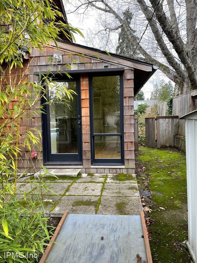 Foto del edificio - 3 br, 2 bath House - 1677 E. 25th Ave.