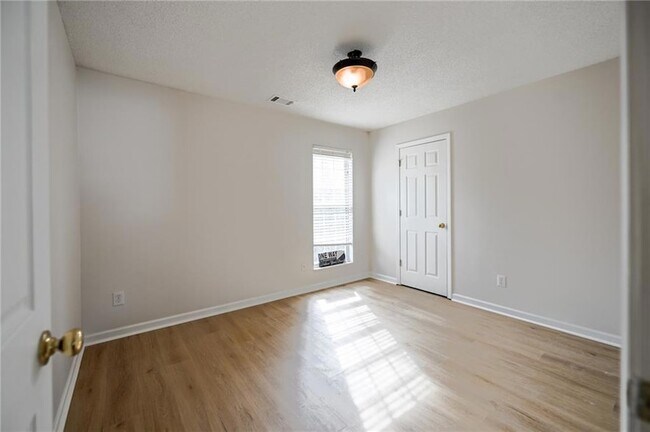 Foto del edificio - 1570 Swan Valley Ct