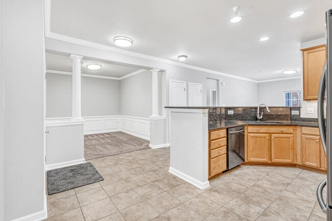 Building Photo - Great 2 Bedroom; 2 Bathroom condo in Manas...