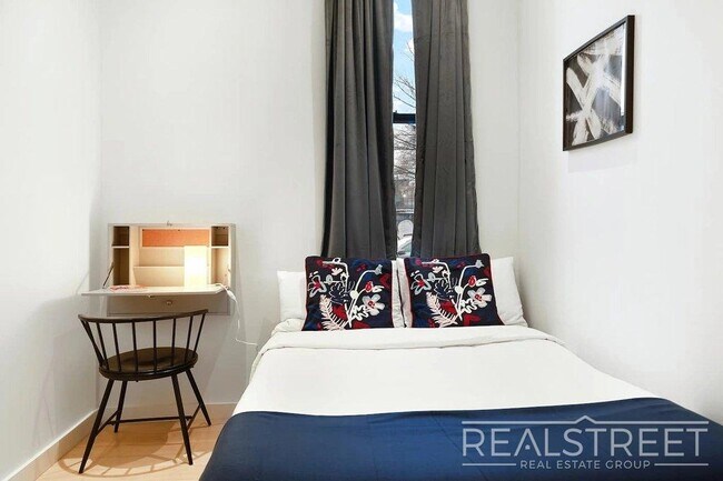 Foto del edificio - Spacious Bushwick 6BR with Open Kitchen, Laundry & Roof Deck