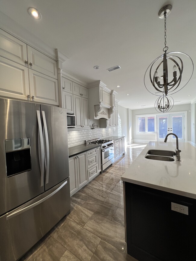 Photo du bâtiment - 3 Bedroom House for Rent Near Trinity Bell...