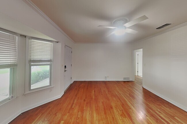 Foto del edificio - Historic Crestwood Charm, Modern Updates & an Unbeatable Location!