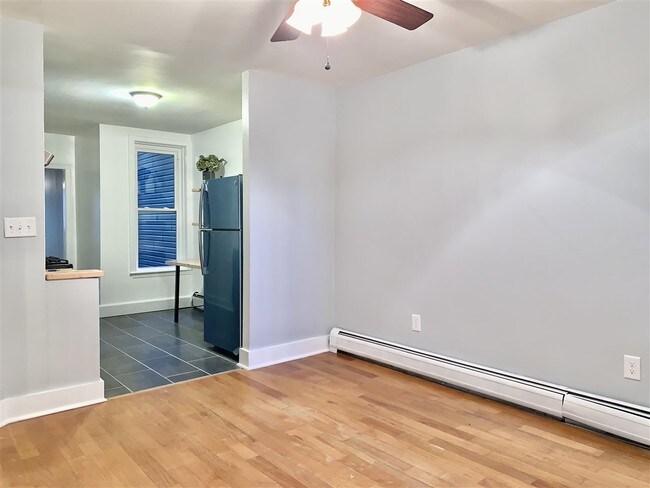 Building Photo - 164 Hutton St