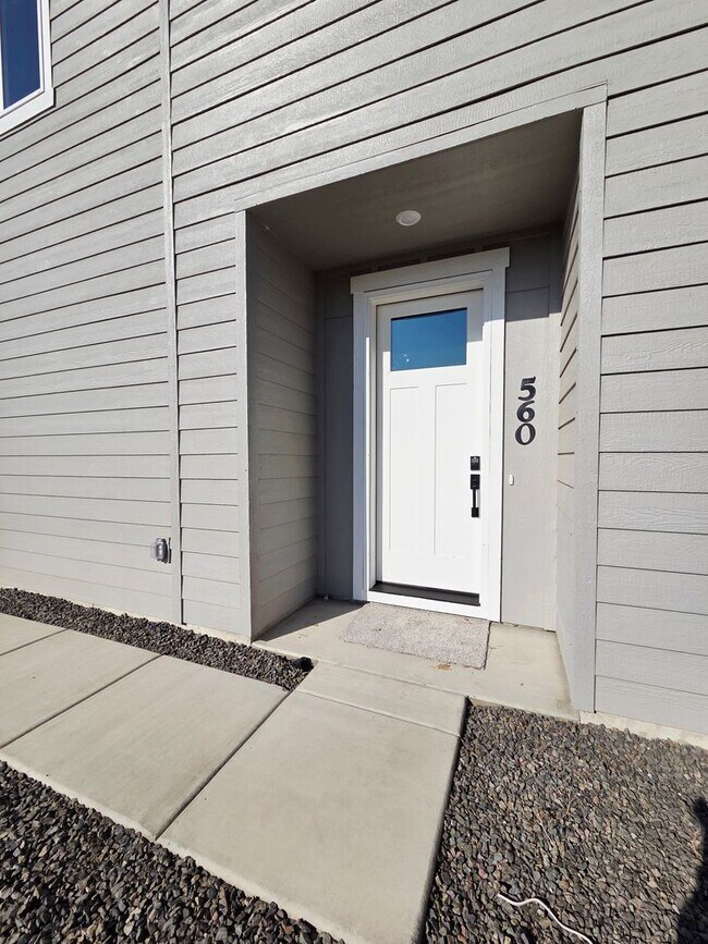 Building Photo - 560 Desert Rose Ave