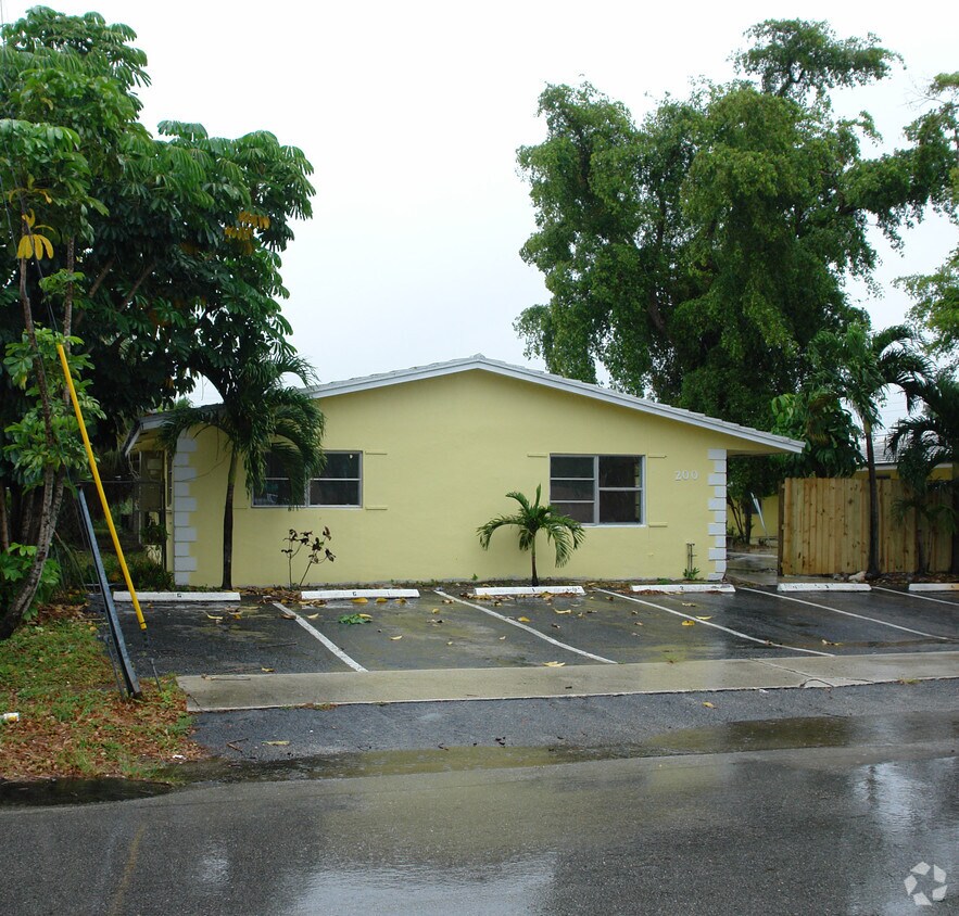 Building Photo - 200-204 NW 17th Ct