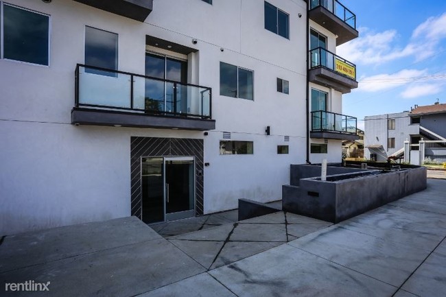 Building Photo - 7140 S La Tijera Blvd