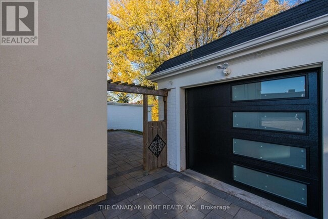 Building Photo - 8 Clearview Heights