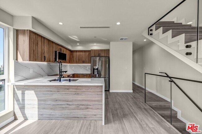 Foto del edificio - 1305 N Sycamore Ave