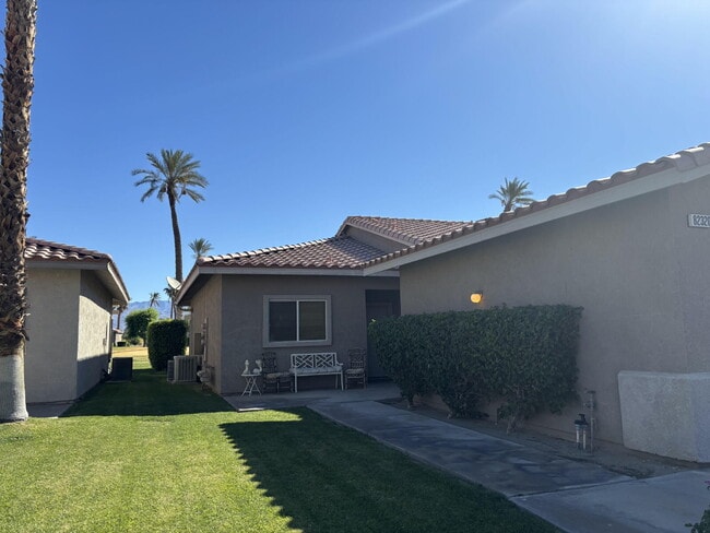 Building Photo - 2 Bedrooms / 2 Bathrooms Condo for Ren,  F...
