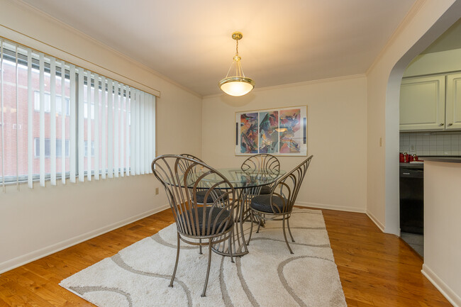 Foto del edificio - Uptown Shaker- Spacious 2 Bedroom Units