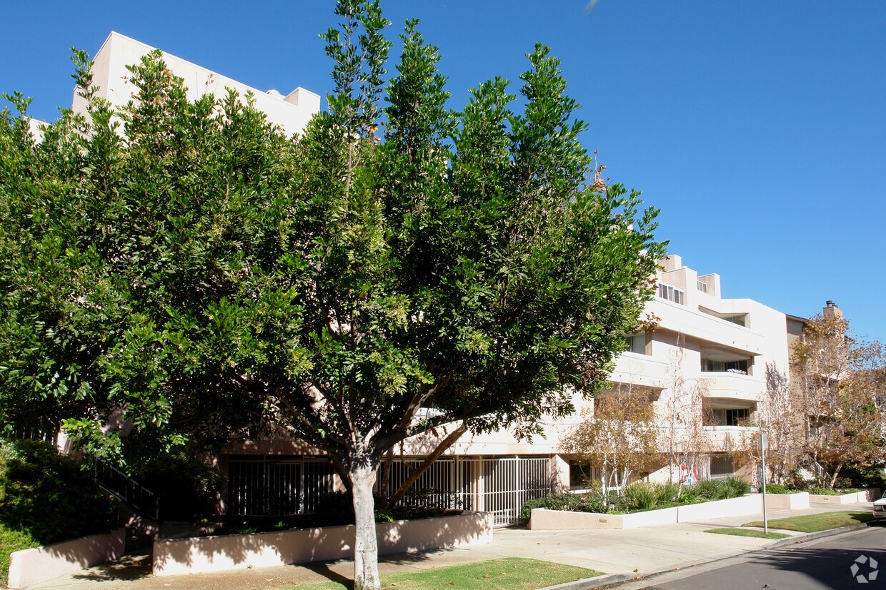 Foto principal - 10647 Wilkins Ave