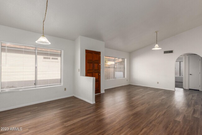 Foto del edificio - 7331 W Paradise Dr