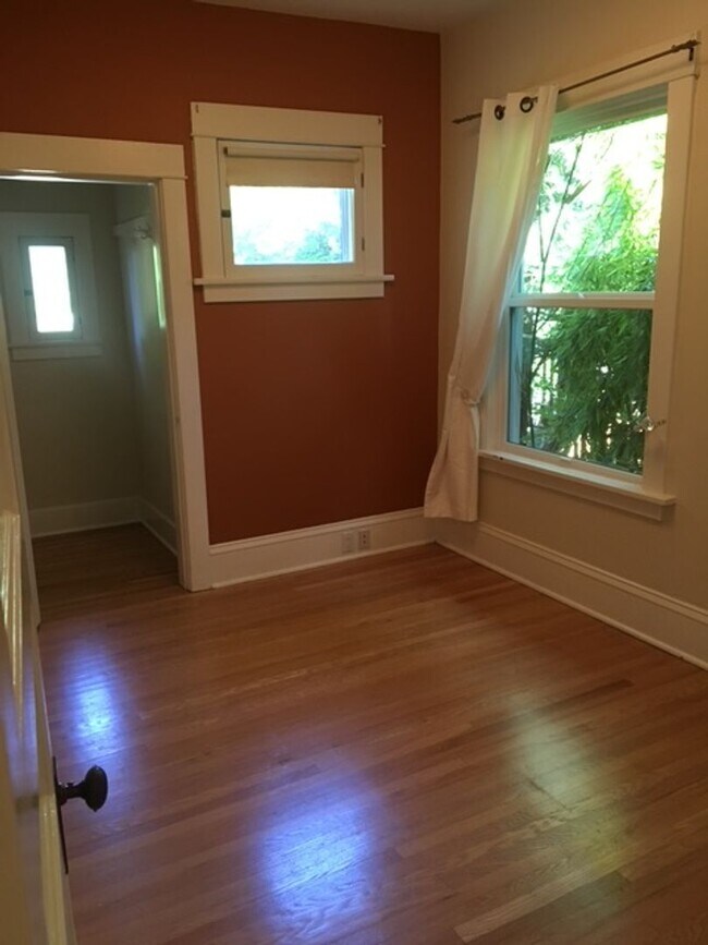 Foto del edificio - Great location 3 bed 1 bath home in Queen Anne
