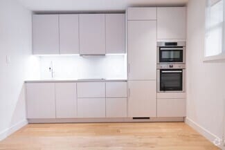 Building Photo - 5530 Chem. de la Côte St Luc