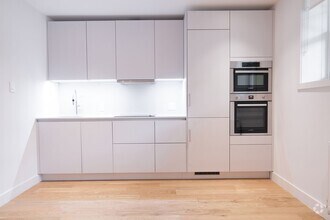 Building Photo - 5530 Chem. de la Côte St Luc