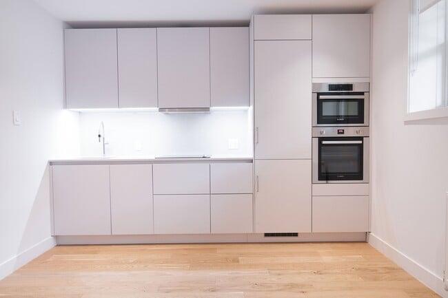 Building Photo - 5530 Ch De La Côte-Saint-Luc