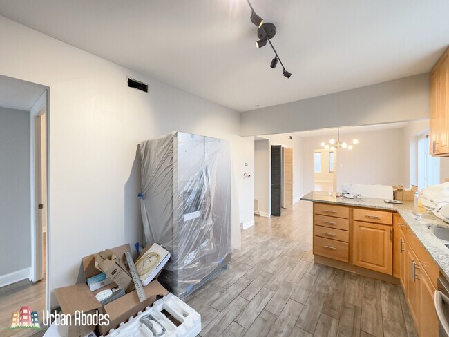 Building Photo - 2617 W Rascher Ave